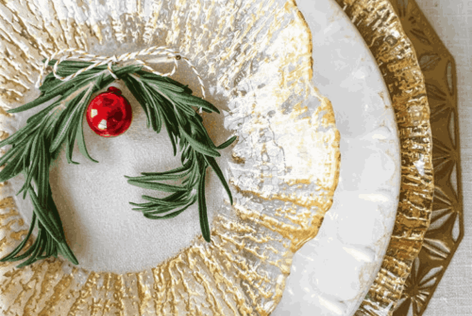 christmas-plates-and-decoration